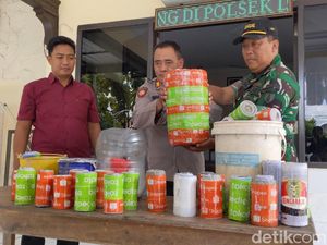 Puluhan Balon Udara dan Petasan Jumbo Siap Ledak di Trenggalek Diamankan Puluhan Balon Udara dan Petasan Jumbo Siap Ledak di Trenggalek Diamankan