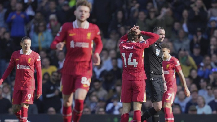 Liverpools Federico Chiesa reacts disappointed after the English Premier League soccer match between Fulham and Liverpool, at Craven Cottage, London, Sunday, April 6, 2025. (AP Photo/Kin Cheung)