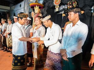 Adi Arnawa Serahkan Hadiah Lomba Ogoh-Ogoh di Desa Adat Kapal Adi Arnawa Serahkan Hadiah Lomba Ogoh-Ogoh di Desa Adat Kapal