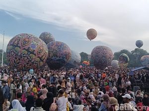 Warna-warni Balon Udara dalam Festival di Pekalongan Warna-warni Balon Udara dalam Festival di Pekalongan