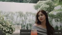 Frislly Herlind Hobi Nongkrong di Kafe Bareng Pacar dan Sahabat