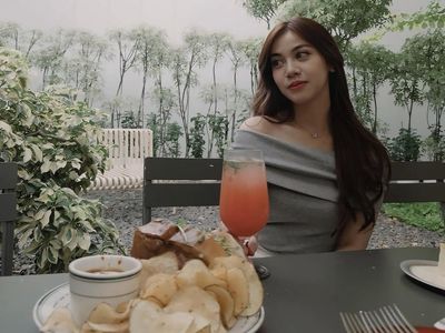 Frislly Herlind Hobi Nongkrong di Kafe Bareng Pacar dan Sahabat