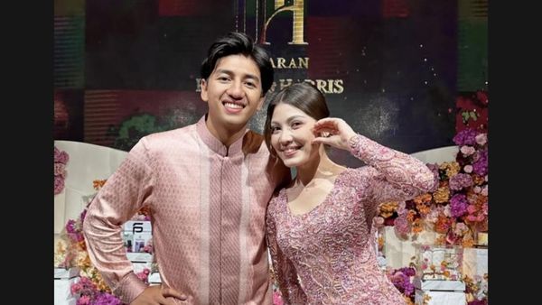 7 Foto Lamaran Haviza Devi & Harris Vriza, Serasi Dengan Busana Pink
