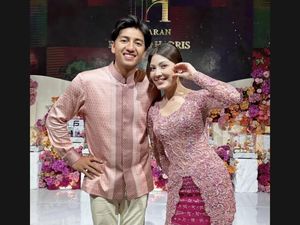 7 Foto Lamaran Haviza Devi & Harris Vriza, Serasi Dengan Busana Pink 7 Foto Lamaran Haviza Devi & Harris Vriza, Serasi Dengan Busana Pink