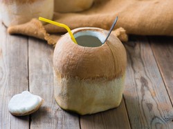5 Penyakit yang Dapat Diatasi dengan Rutin Minum Air Kelapa Muda