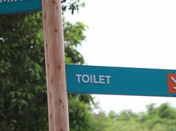 Turis Asing BAB di Luar Restoran, Pemilik Minta Pemerintah Peka