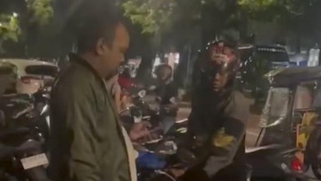    Maut Mengintai di Veteran Utara: Pemotor Terjungkal Usai 'Mencium' Lubang Maut!   Tragedi Jalan Berlubang: Pemotor di Makassar Jadi Korban