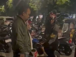 Pria di Makassar Jatuh Usai Motor Injak Lubang di Jalan Veteran Utara