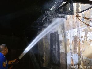 Rumah Dinas Kepala Kantor Pos Tulungagung Terbakar Rumah Dinas Kepala Kantor Pos Tulungagung Terbakar