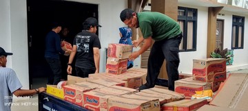    Bontang Diterjang Banjir, Kemensos Kirim 'Pelukan' Bantuan   Air Mata Bontang Dihapus, Kemensos Gerak Cepat Salurkan Bantuan   Banjir Bontang: Kemensos Jadi Garda Depan Ulurkan Tangan   Kemensos 'Terjun' Langsung Bantu Korban Banjir Bontang, Kaltim