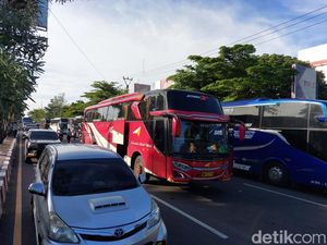 Bus Mogok di Tengah Jalur Pantura, Antrean Kendaraan Mengular Panjang Bus Mogok di Tengah Jalur Pantura, Antrean Kendaraan Mengular Panjang