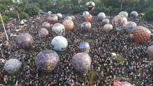 Lautan Manusia Meriahkan Festival Balon Pekalongan