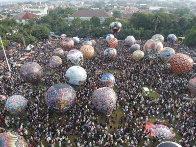 Lautan Manusia Meriahkan Festival Balon Pekalongan