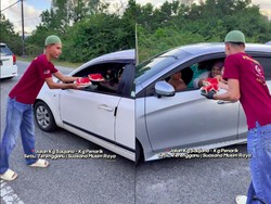 Masyarakat Bagi Semangka Gratis ke Pemudik yang Terjebak Macet Arus Balik