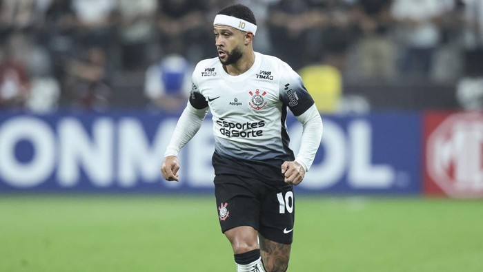 SAO PAULO, BRAZIL - APRIL 02: Memphis Depay of Corinthians controls the ball during a Copa CONMEBOL Sudamericana Group C match between Corinthians and Huracan at Neo Quimica Arena on April 02, 2025 in Sao Paulo, Brazil. (Photo by Alexandre Schneider/Getty Images)