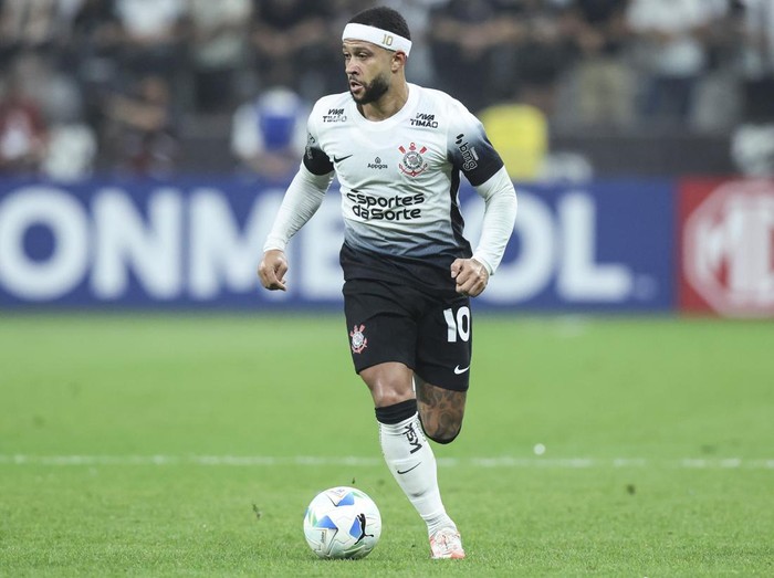 SAO PAULO, BRAZIL - APRIL 02: Memphis Depay of Corinthians controls the ball during a Copa CONMEBOL Sudamericana Group C match between Corinthians and Huracan at Neo Quimica Arena on April 02, 2025 in Sao Paulo, Brazil. (Photo by Alexandre Schneider/Getty Images)