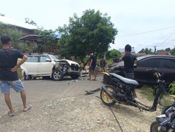Tabrakan Horor Rush Vs Avanza di Bone, 2 Orang Dilarikan ke RS