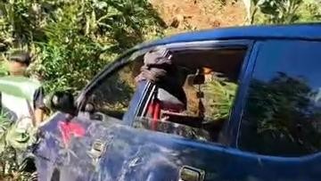    Niat Liburan Berujung Nestapa: Mobil Wisatawan 'Nyungsep' ke Jurang di Bogor!   Tanjakan Maut Bogor Kembali Makan Korban: Mobil Wisatawan Terjun Bebas!   Wisata Bogor Berubah Jadi Mimpi Buruk: Mobil Terperosok, Liburan Berantakan!   Gagal Nanjak, Akhir Pekan Trag