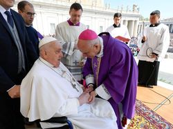 Momen Paus Fransiskus Tampil Kembali Menyapa Publik di Vatikan