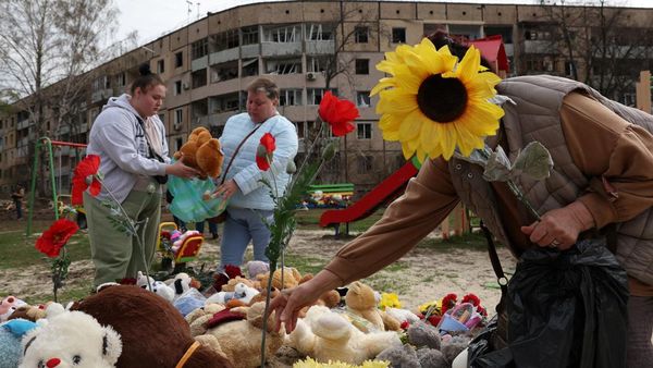 Penghormatan untuk Anak-anak yang Tewas dalam Serangan Rusia di Kryvyi Rih