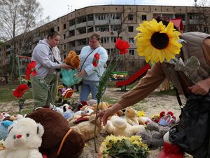 Penghormatan untuk Anak-anak yang Tewas dalam Serangan Rusia di Kryvyi Rih