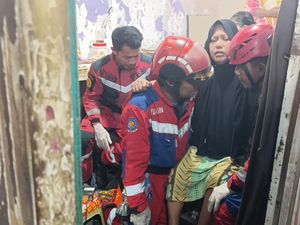 Dramatis! Damkar Makassar Sejam Evakuasi Wanita Stroke dari Lantai 2 Rumah Dramatis! Damkar Makassar Sejam Evakuasi Wanita Stroke dari Lantai 2 Rumah