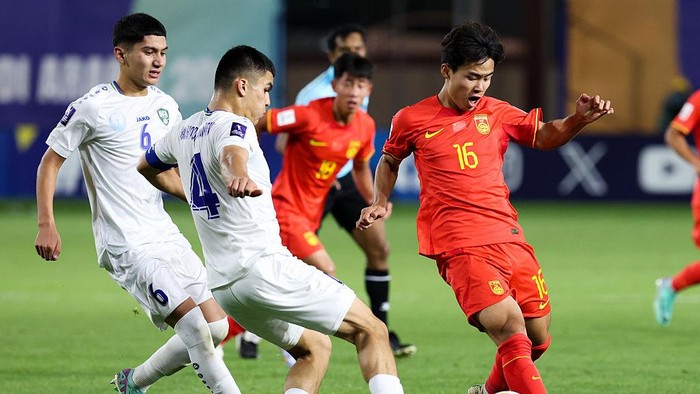 TAIF, SAUDI ARABIA - APRIL 06: Yang Qiandong #16 of China competes for the ball with Muminkhon Bakhodirkhonov #4 of Uzbekistan during the AFC U17 Asian Cup Group A between China and Uzbekistan at Okaz Stadium on April 06, 2025 in Taif, Saudi Arabia. (Photo by Zhizhao Wu/Getty Images)