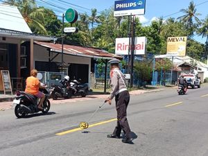 Salip Truk-Tabrak Pengendara Lain, Pemotor di Jalan Singaraja-Seririt Tewas Salip Truk-Tabrak Pengendara Lain, Pemotor di Jalan Singaraja-Seririt Tewas