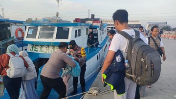 Kala Polisi Bantu Wisatawan di TMII-Muara Angke di Akhir Libur Lebaran