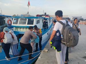 Kala Polisi Bantu Wisatawan di TMII-Muara Angke di Akhir Libur Lebaran