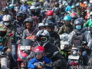 Potret Puncak Arus Balik Pemudik Motor di Karawang Potret Puncak Arus Balik Pemudik Motor di Karawang