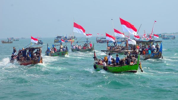Potret Ribuan Nelayan Mengikuti Tradisi Pesta Lomban di Jepara