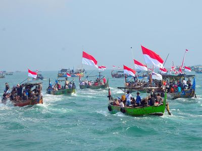 Potret Ribuan Nelayan Mengikuti Tradisi Pesta Lomban di Jepara