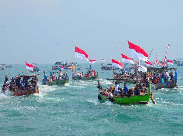 Potret Ribuan Nelayan Mengikuti Tradisi Pesta Lomban di Jepara