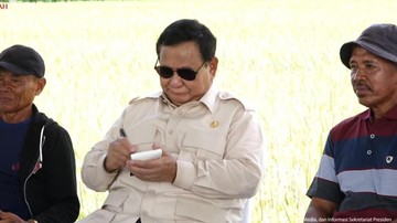 Momen Prabowo Ngobrol dan Catat Masukan Petani Saat Panen Raya di Majalengka