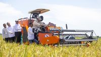 Prabowo Naik Mesin Harvester Saat Panen Raya Padi di Majalengka