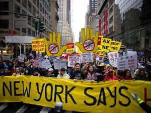 Ramai-ramai Warga AS Turun ke Jalan Protes Kebijakan Donald Trump