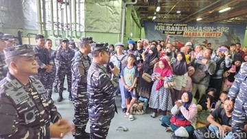    Pelayaran Penuh Haru: Ribuan Pemudik Tiba di Jakarta dengan Kapal Perang TNI AL!   Mudik Anti Mainstream: Kapal Perang TNI AL Antar Ribuan Pemudik Kembali ke Ibu Kota!   Lebaran di Atas Ombak: Kisah 1.459 Pemudik yang Difasilitasi TNI AL Tiba di Jakarta!   