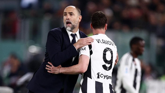 Soccer Football - Serie A - AS Roma v Juventus - Stadio Olimpico, Rome, Italy - April 6, 2025 Juventus coach Igor Tugor with Dusan Vlahovic REUTERS/Guglielmo Mangiapane