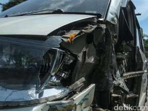 Sopir Mengantuk, Mobil Serempet Truk di Bekasi dan Ringsek