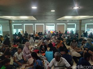 Melihat Suasana dalam Kapal Feri Rute Bakauheni-Merak Dipadati Pemudik Melihat Suasana dalam Kapal Feri Rute Bakauheni-Merak Dipadati Pemudik
