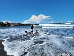 Meski Berombak Ganas, Pantai Karang Paranje Garut Tetap Memesona Wisatawan Meski Berombak Ganas, Pantai Karang Paranje Garut Tetap Memesona Wisatawan