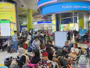 Hari Terakhir Cuti Bersama, Stasiun Gambir Ramai Penumpang ke Luar Jakarta Hari Terakhir Cuti Bersama, Stasiun Gambir Ramai Penumpang ke Luar Jakarta