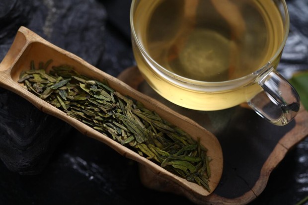 Teh Longjing atau Teh Dragon Well/Foto: Freepik.com/EyeEm fakta ragam makanan termahal di dunia