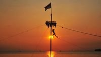 Lomba Panjat Pinang di Laut Meriahkan Lebaran Ketupat