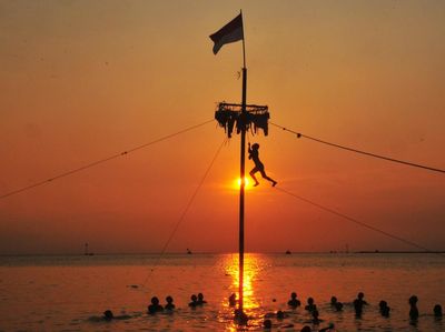 Lomba Panjat Pinang di Laut Meriahkan Lebaran Ketupat