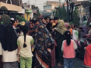 Semarak Tradisi Udik-udik di Gresik, Berebut Koin Saat Lebaran Ketupat Semarak Tradisi Udik-udik di Gresik, Berebut Koin Saat Lebaran Ketupat