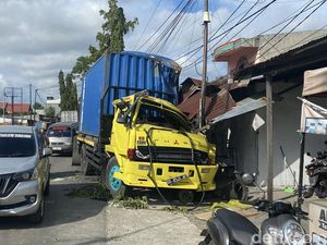 Truk Kontainer Tabrak Tiang Listrik-Rumah Warga di Parepare, Diduga Rem Blong Truk Kontainer Tabrak Tiang Listrik-Rumah Warga di Parepare, Diduga Rem Blong