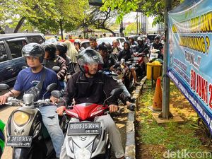 Ada Pemutihan Pajak, Warga Padati Samsat Kota Bekasi Ada Pemutihan Pajak, Warga Padati Samsat Kota Bekasi