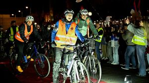 Aksi Mahasiswa Serbia Gowes Sepeda Protes Pemerintah